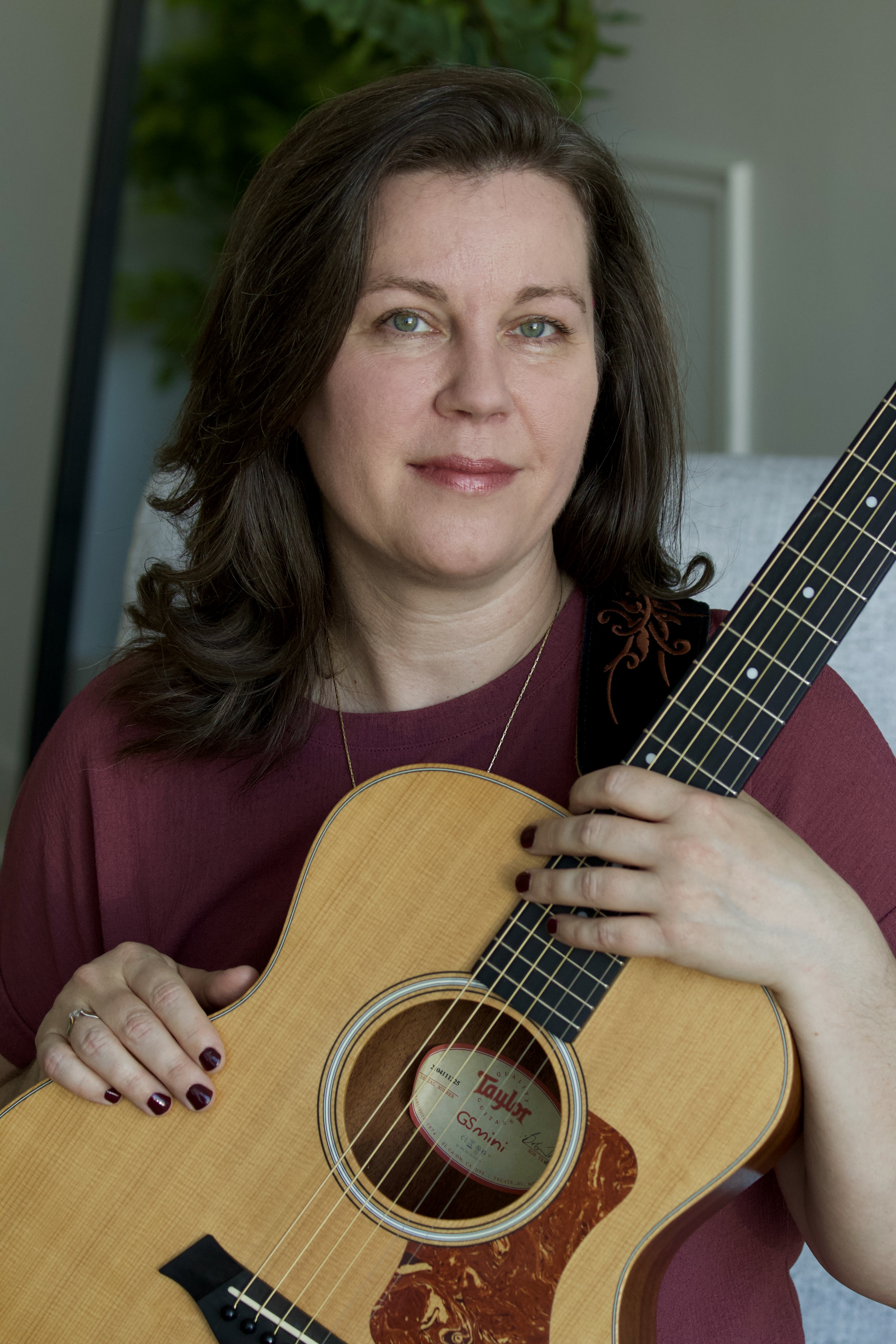 Nathalie Maillard, musicothérapeute certifiée avec guitare